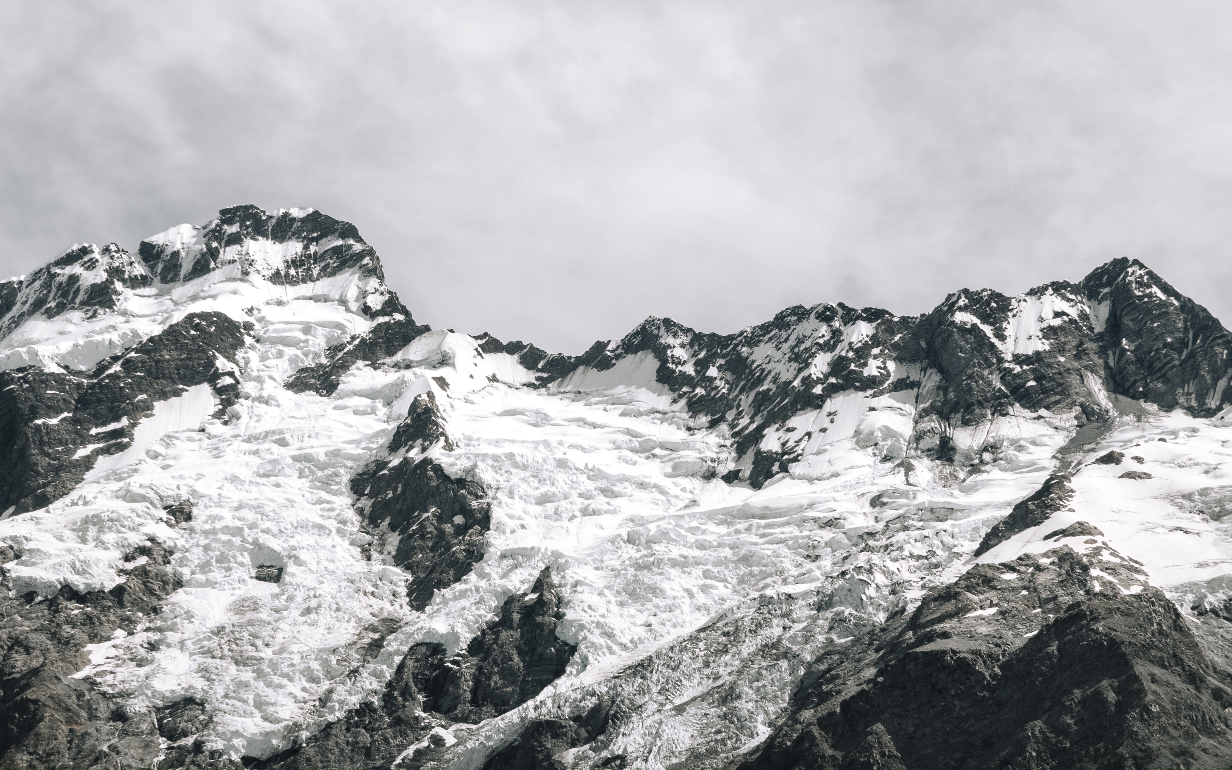 Fjelltopper dekket av snø
