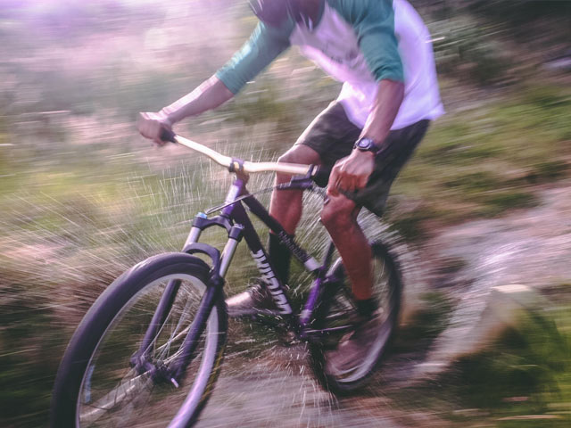Mann på Mountain Bike