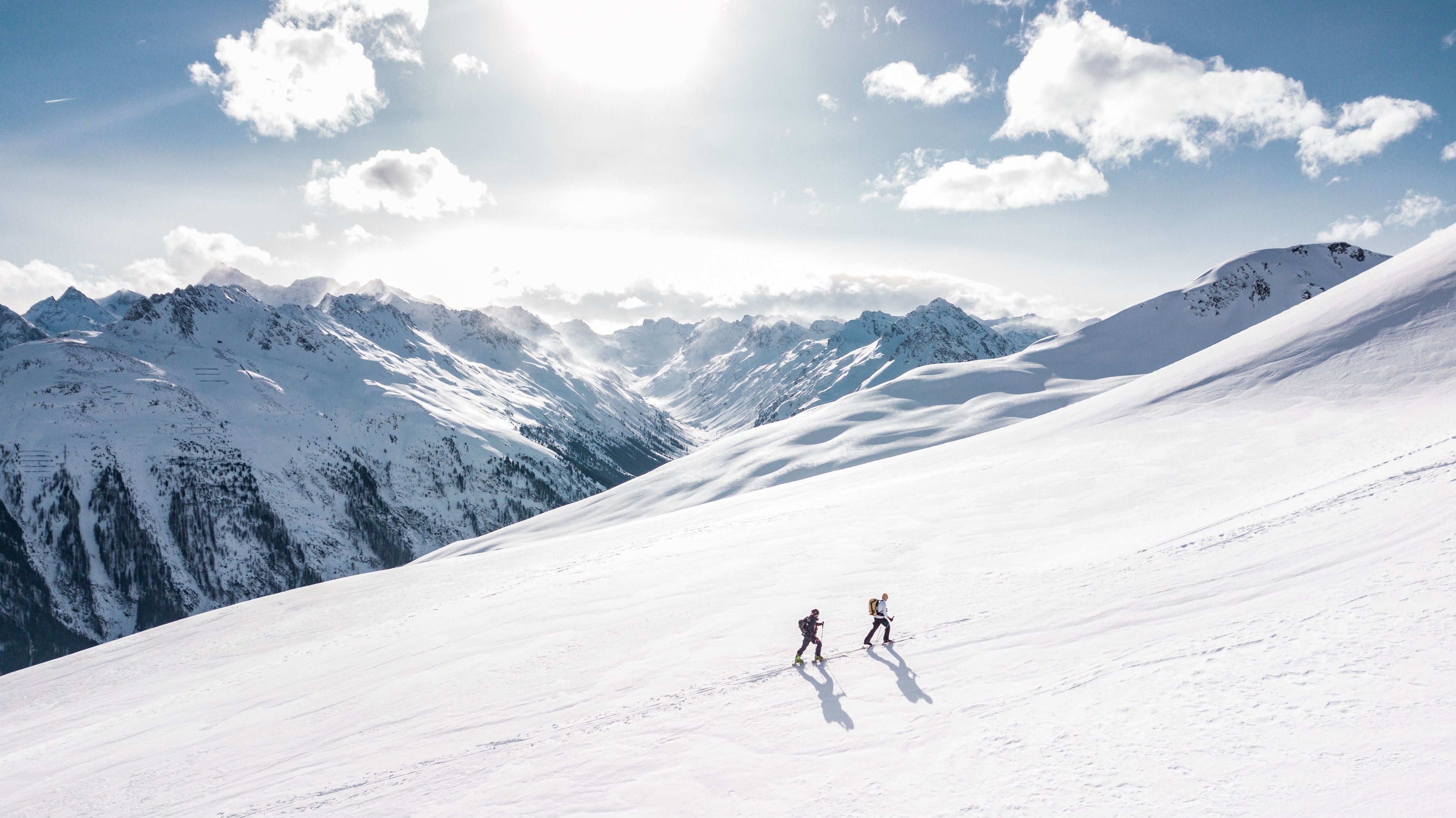 To personer bestiger et fjell